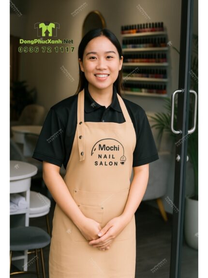 Tạp dề nail màu be in logo Mochi Nail Salon sang trọng.