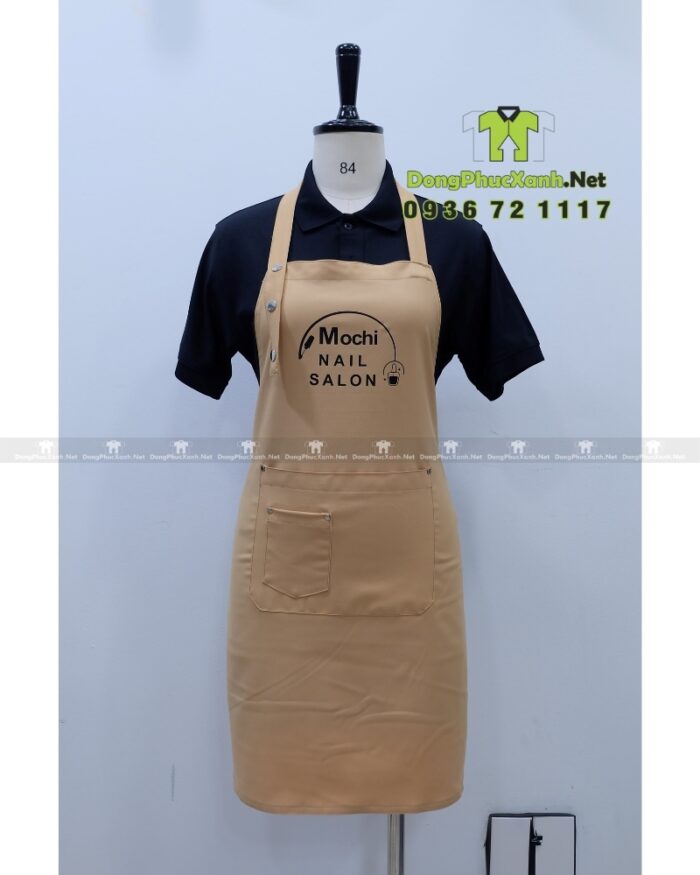 Tạp dề nail màu be in logo Mochi Nail Salon sang trọng.