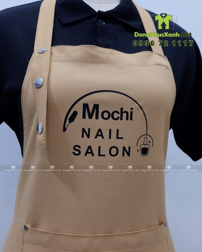 Tạp dề nail màu be in logo Mochi Nail Salon sang trọng.