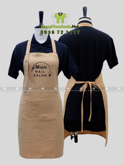 Tạp dề nail màu be in logo Mochi Nail Salon sang trọng.