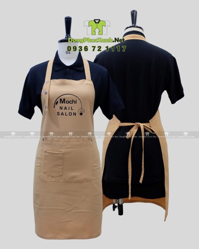 Tạp dề nail màu be in logo Mochi Nail Salon sang trọng.