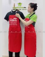 Tạp dề phục vụ màu đỏ vải kaki 65/35 in logo NEBRAS.