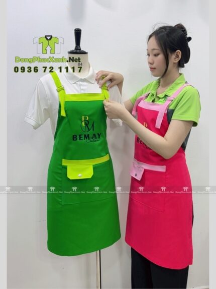 Tạp dề nail màu hồng vải kaki thun in logo Bemay Salon.