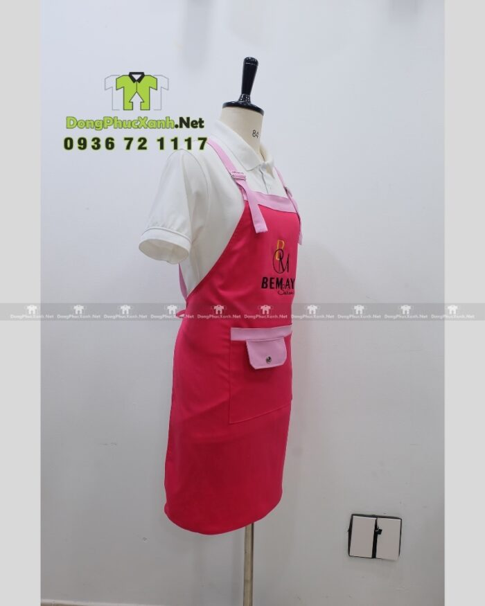 Tạp dề nail màu hồng vải kaki thun in logo Bemay Salon.