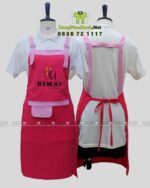 Tạp dề nail màu hồng vải kaki thun in logo Bemay Salon.