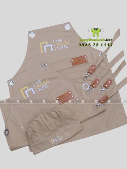 Đồng phục phục vụ The Malibu Hotel gồm tạp dề và nón vải kaki cotton màu be in logo