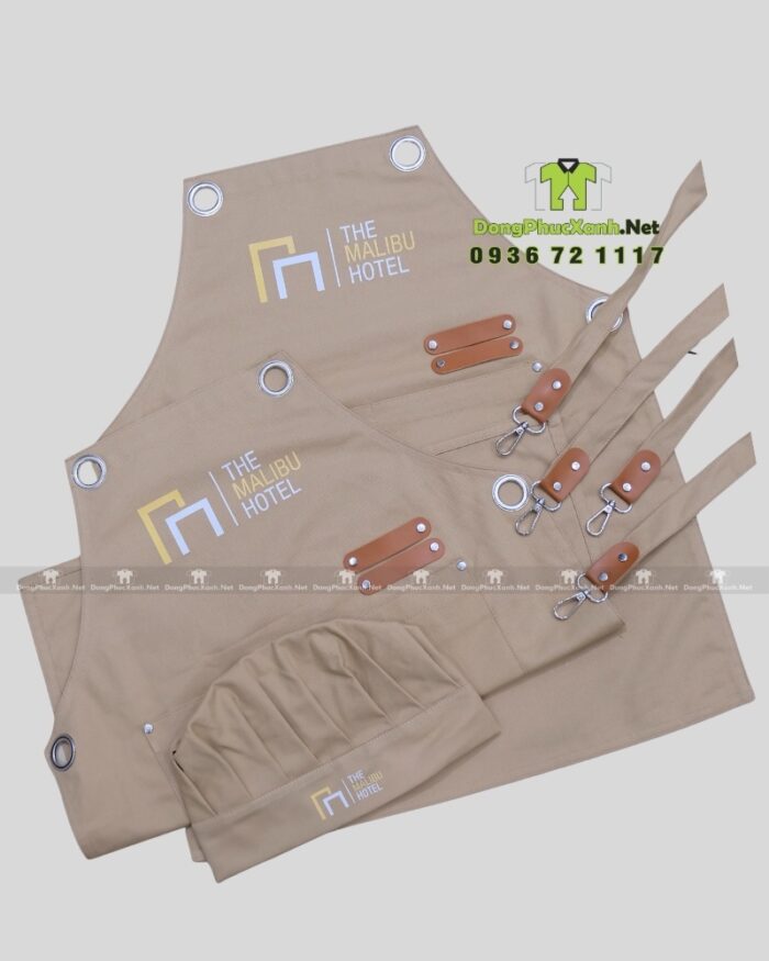 Đồng phục phục vụ The Malibu Hotel gồm tạp dề và nón vải kaki cotton màu be in logo