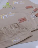 Đồng phục phục vụ The Malibu Hotel gồm tạp dề và nón vải kaki cotton màu be in logo