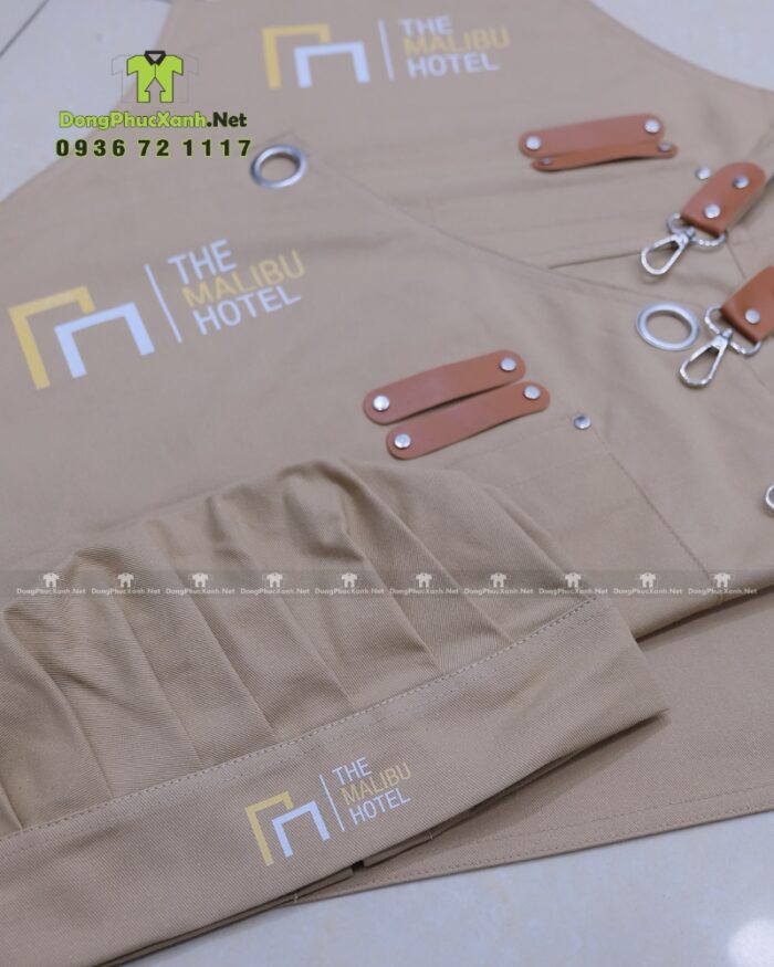 Đồng phục phục vụ The Malibu Hotel gồm tạp dề và nón vải kaki cotton màu be in logo