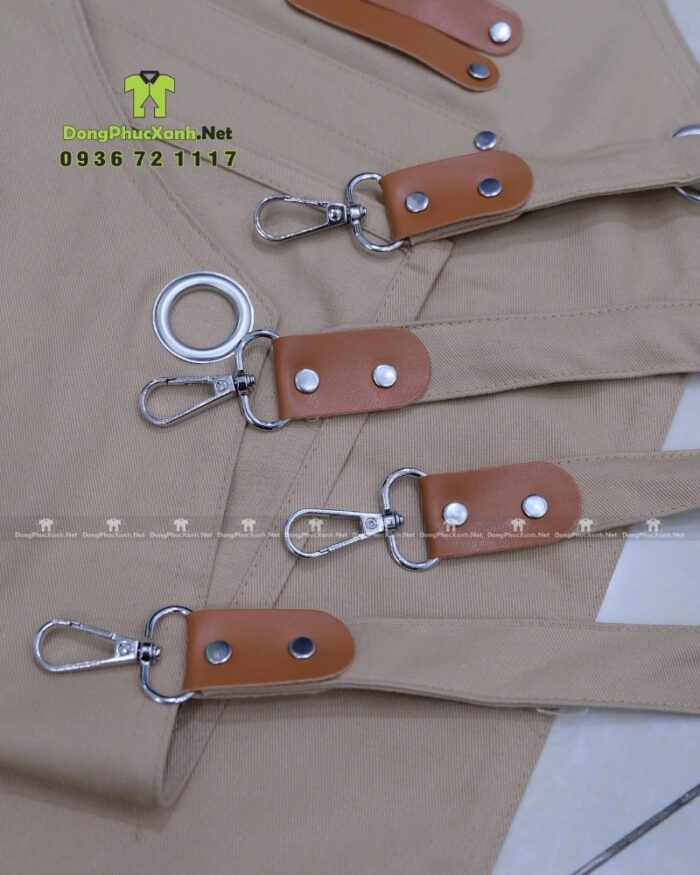 Đồng phục phục vụ The Malibu Hotel gồm tạp dề và nón vải kaki cotton màu be in logo