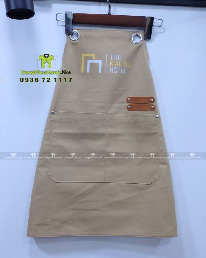 Đồng phục phục vụ The Malibu Hotel gồm tạp dề và nón vải kaki cotton màu be in logo