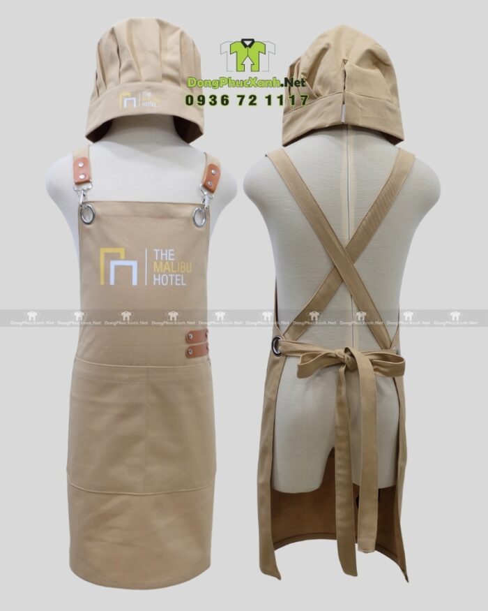 Đồng phục phục vụ The Malibu Hotel gồm tạp dề và nón vải kaki cotton màu be in logo