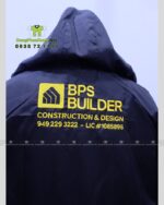 Cận Cảnh Logo Công Ty BPS Builder Được In Phía Sau Áo Khoác