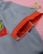 Cận Cảnh Tay Áo Màu Cam Trên Nền Áo Màu Xám Trắng