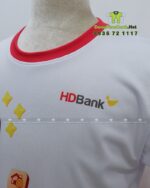 Cận Cảnh Cổ Tròn Áo Thun Sự Kiện Và Logo HD Bank In Sắc Nét