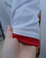 Cận Cảnh Cánh Tay Áo Màu Trắng Phối Viền Đỏ Bắt Mắt