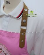 Cận Cảnh Dây Đeo Tạp Dề Quán Trà Sữa Nút Bấm Tiện Lợi