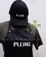 Cận Cảnh Logo PLEIME Được In Sắc Nét Trên Tạp Dề Và Nón