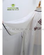 Cận cảnh tay áo choàng cắt tóc được thiết kế dài che phủ tốt