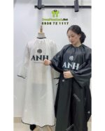Áo choàng tóc in logo Anh Barber Studio dáng ôm trọn người mặc