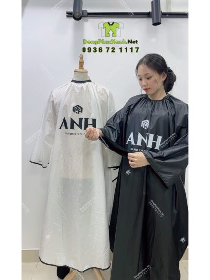 Áo choàng tóc in logo Anh Barber Studio dáng ôm trọn người mặc