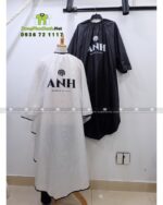 Áo choàng tóc màu đen và trắng in logo Anh Barber Studio nổi bật