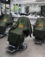 Áo choàng tóc màu xanh rêu thích hợp cho barbershop