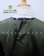 Cận cảnh nút gài linh hoạt và thoải mái của mẫu áo choàng tóc Chú Bộ Đội