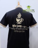 Logo và thông tin quán cafe Yến Lam được in sau lưng áo tạo điểm nhấn thương hiệu