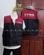 Mặt trước và sau áo gile bảo hộ giám sát phối màu đen đỏ