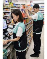 Áo gile nhân viên cửa hàng 24 Nite Mart thiết kế phối màu đẹp mắt