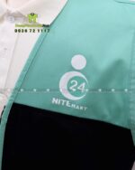 Cận cảnh logo 24 Nite Mart được in sắc nét trên ngực áo