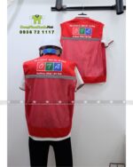 Mặt sau áo gile kỹ sư được in logo OTA và thông tin