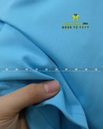 Cận cảnh vải cá sấu poly màu xanh da trời may áo kỷ niệm ra trường