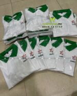 Áo thun đồng phục được xếp gọn gàng trước khi giao đến khách hàng