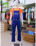 Bộ đồng phục gồm áo và quần yếm kết hợp lạ mắt và trẻ trung