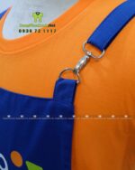 Cận cảnh khóa kim loại chắc chắc của quần yếm đồng phục