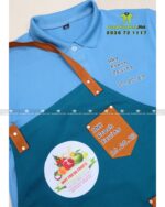 Cận cảnh logo NNY Fresh Fruits được in rõ nét trên bộ đồng phục