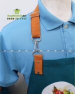 Cận cảnh dây đeo kim loại linh hoạt trên tạp dề