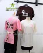 Áo thun đồng phục kết hợp tạp dề dây chéo chắc chắn