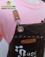 Cận cảnh khóa gài kim loại chắc chắn của tạp dề Rose Claire