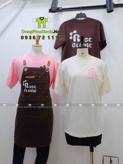 Bộ đồng phục gồm áo thun nhiều màu và tạp dề màu nâu