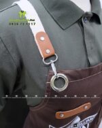 Cận cảnh khóa kim loại chắc chắn của tạo dề đồng phục quán BVN Coffee - Billiards