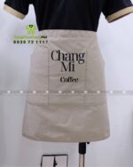 Cận cảnh tạp dề ngắn đồng phục in logo Chang Mi Coffee sắc nét