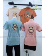 Mặt sau áo đồng phục được in lgoo Siamese Cat Cafe