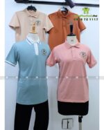 Mặt trước áo đồng phục được in lgoo Siamese Cat Cafe ngay ngực