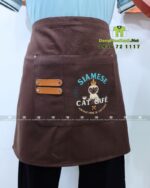 Cận cảnh tạp dề ngắn in lgo Siamese Cat Cafe màu nâu