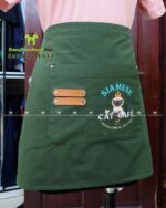 Cận cảnh tạp dề ngắn in lgo Siamese Cat Cafe màu xanh