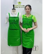 Tạp dề nail màu xanh lá thiết kế ôm gọn cơ thể