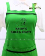 Logo Kathy's Nails & Beauty được in sắc nét lên tạp dề nail
